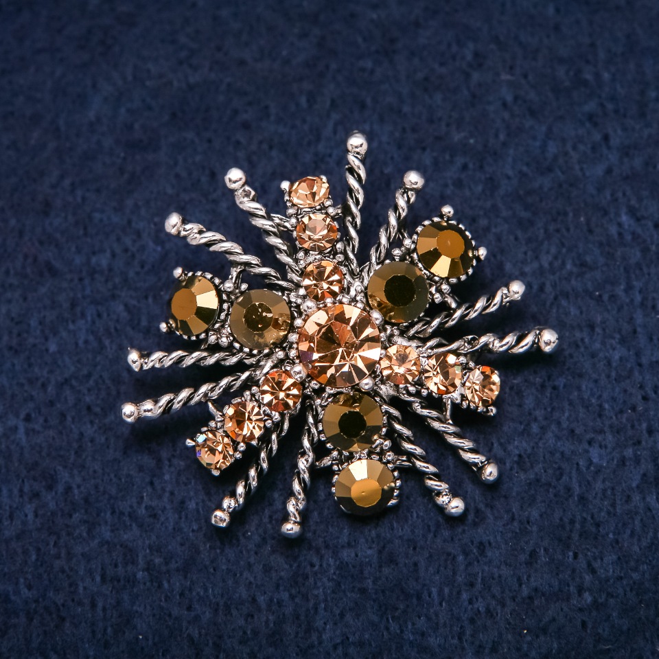 Brožka Řád krásy 45 × 40 mm, žluté křišťály, stříbrný kov