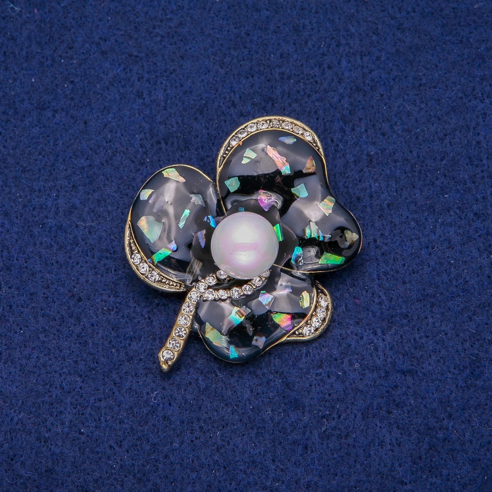 Brož Květina s perleťovým haliotitem a štrasami 41×51 mm, zlatý kov
