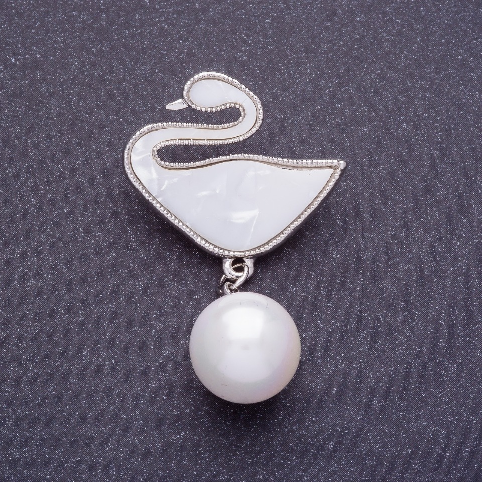 Brož „Labuť“ stříbrná barva kovu