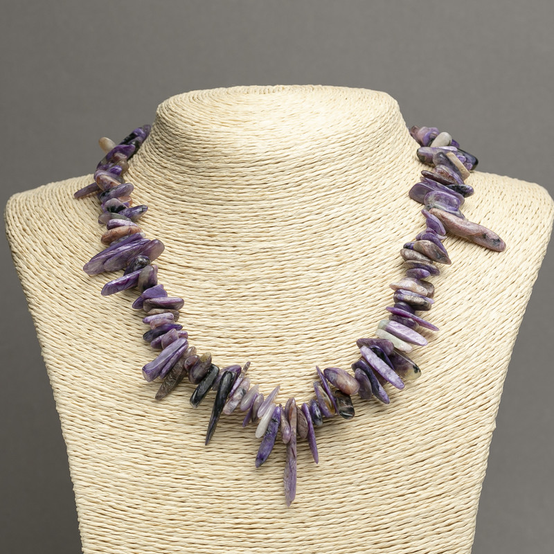 Náhrdelník z čaroitu – fragmenty ve tvaru jehly, průměr 15×3 mm, délka 45 cm