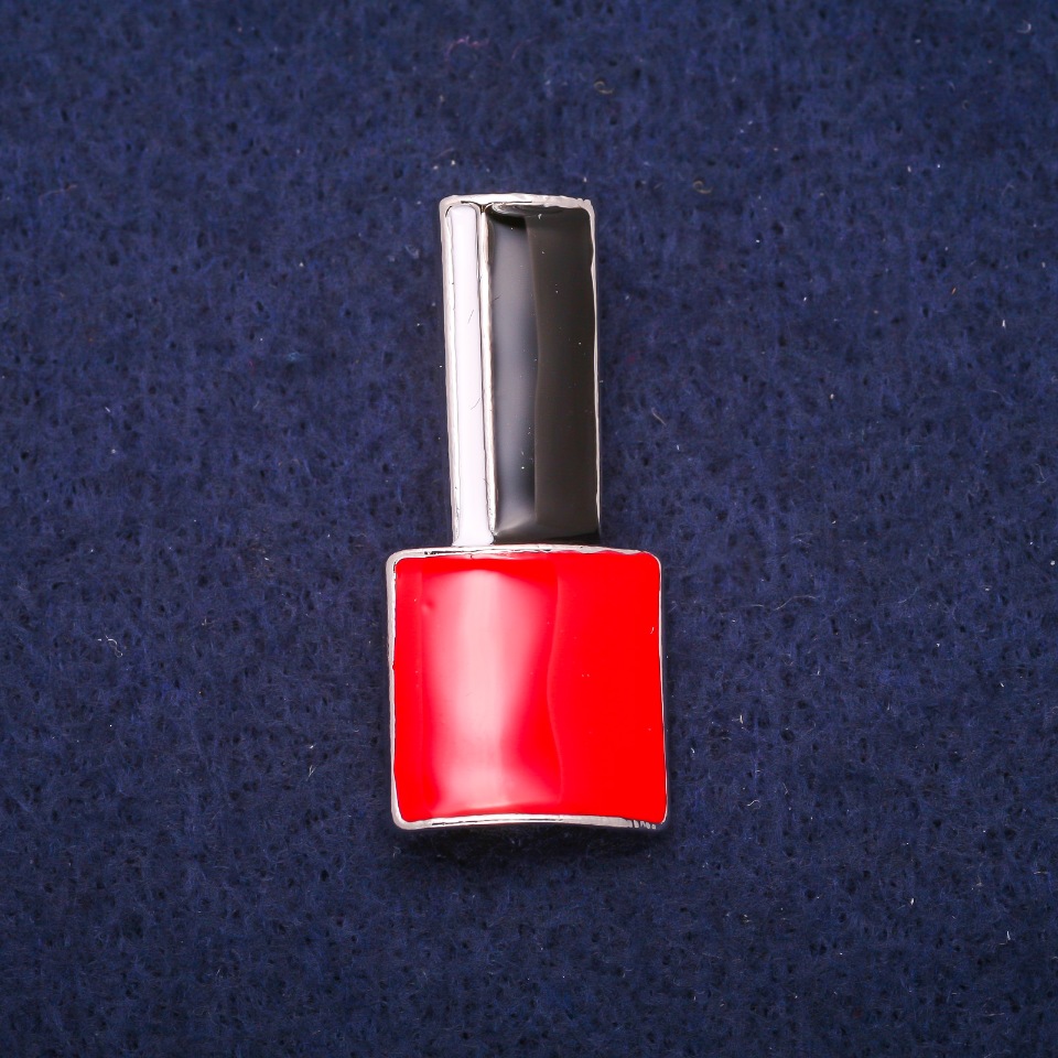 Brož Lak červená, černá a bílá smaltovaná, na stříbrném kovu 18×39 mm