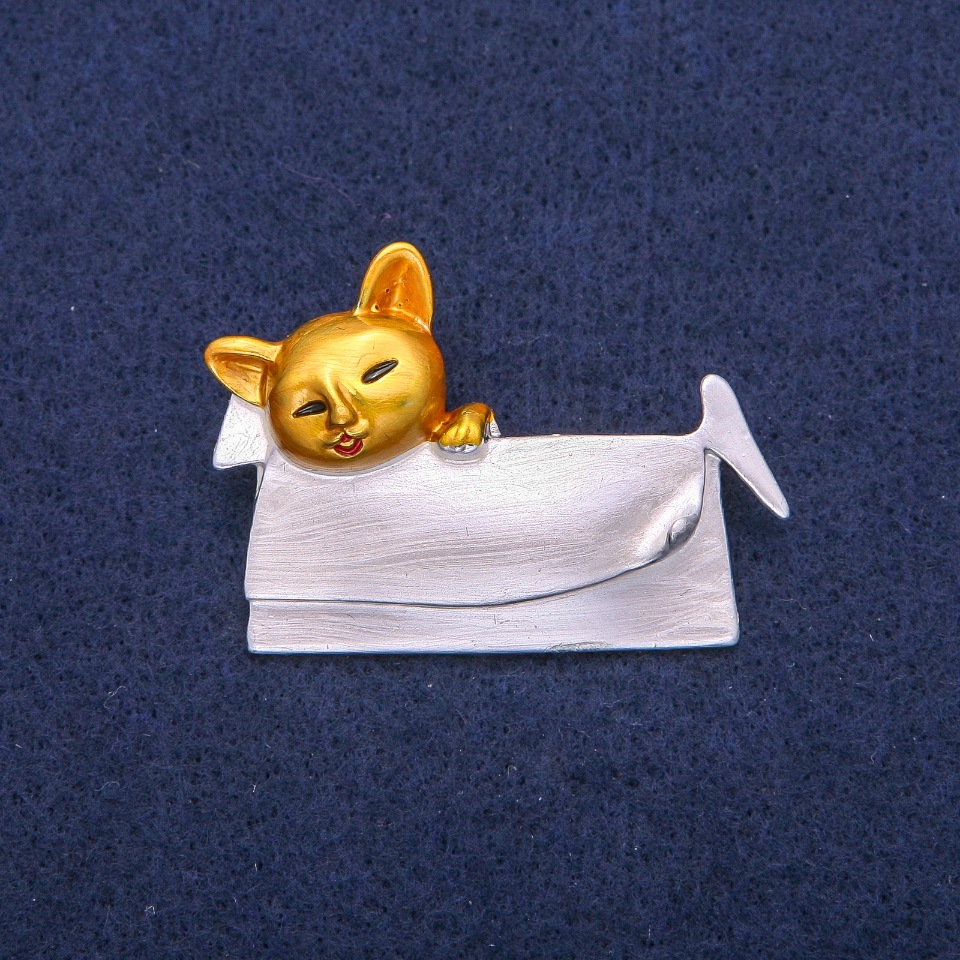 Brož «Koťátko v kabelce» s perleťovým a zlatým smaltem, stříbrný kov 33×45 mm