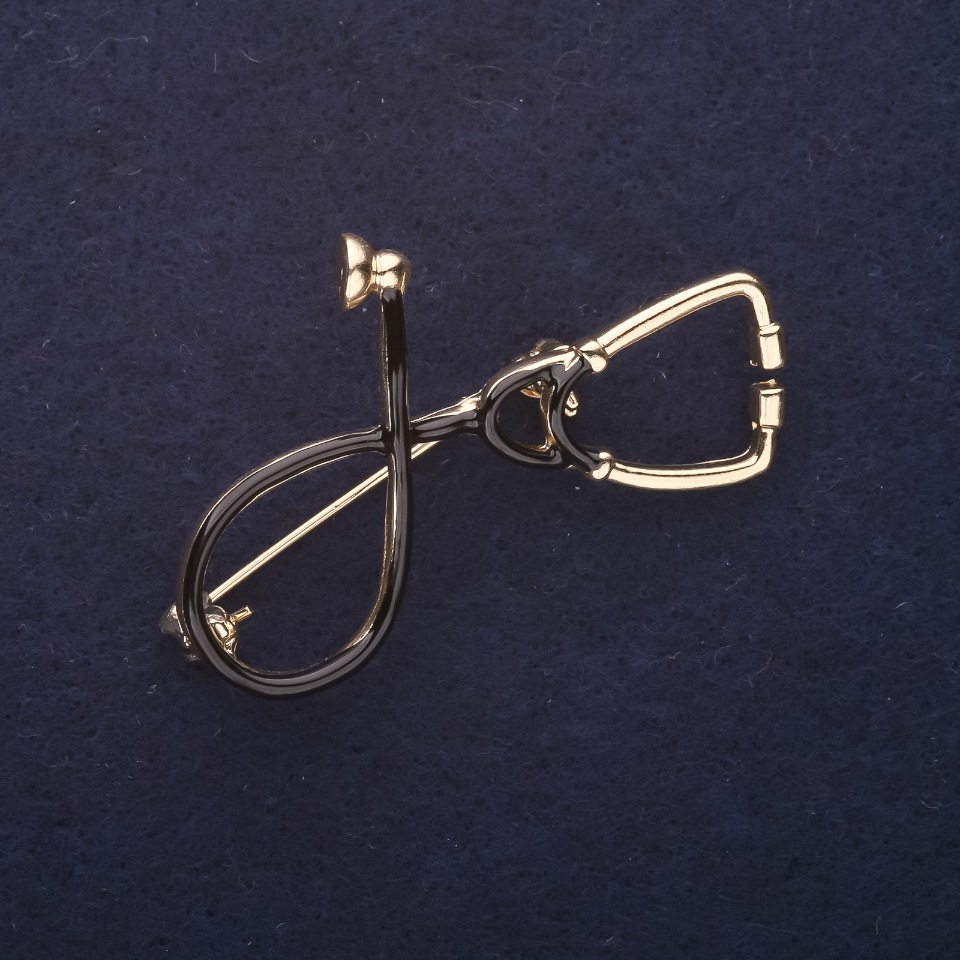 Stetoskopová brož s černým smaltem a zlatistým kovem, 44×30 mm