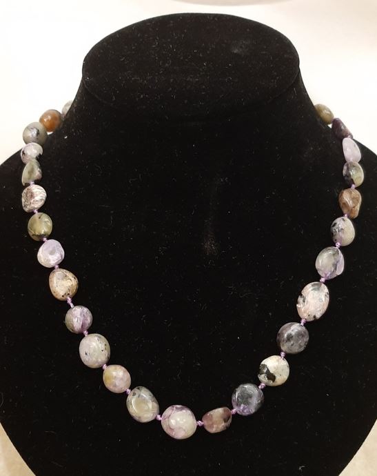 Náhrdelník z čaroitu, přírodní kámen, fazetované korálky, průměr 10×12 mm, délka 50 cm