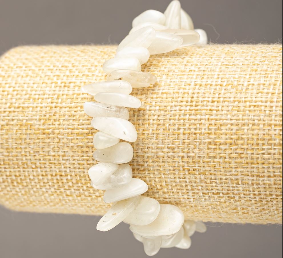 Náramek z přírodního adularitu, drobky ve tvaru jehliček na elastické šňůrce, Ø 11–23×3–6(±)mm, délka 18 cm