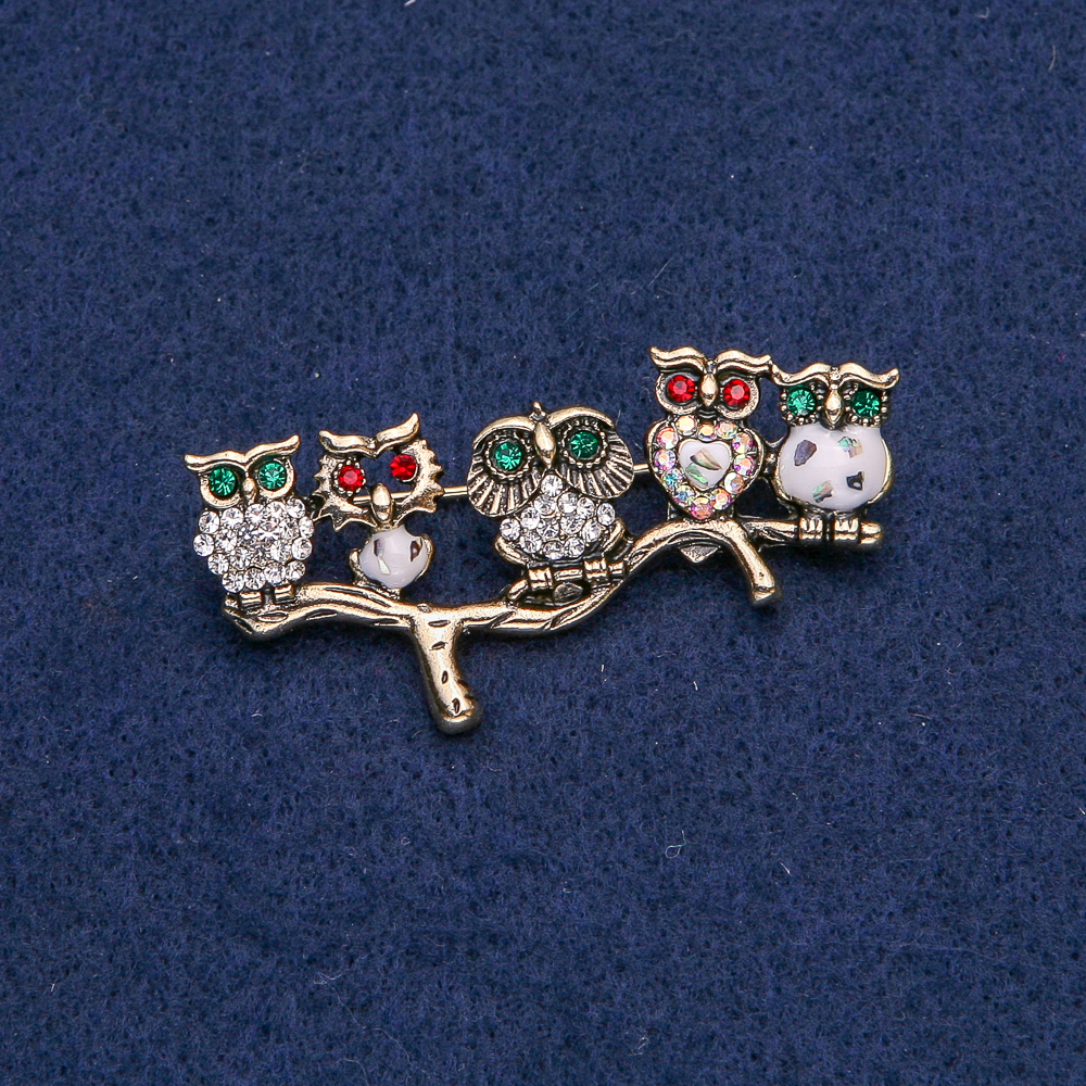 Brožka sovy ze zlatistého kovu se štrasami bílé, chameleonové, červené a zelené a chalcedonem, rozměr 52×33 mm