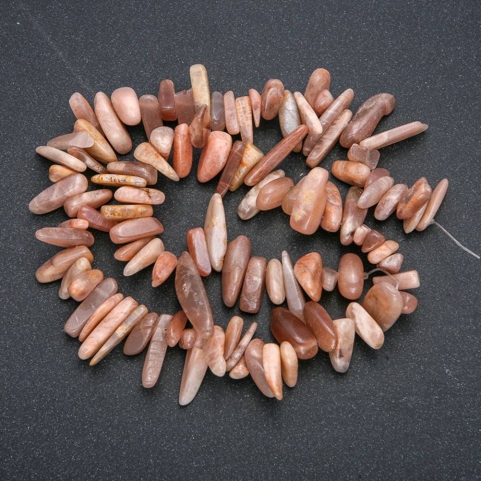 Nitka z přírodního selenitu ve tvaru drobných částeček 'jehlička', rozměr 15×5 mm, délka 40 cm +