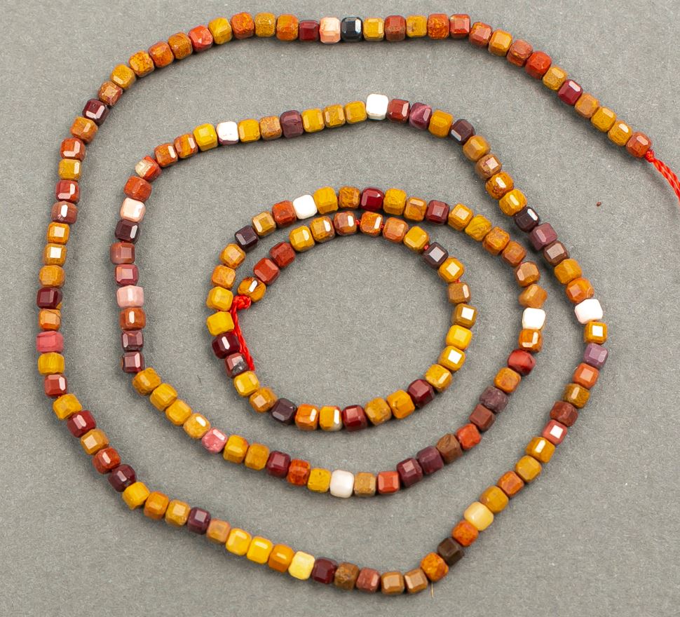 Přírodní kámen jaspis Mookaite – kubické korálky na niti, průměr 2 mm, délka 40 cm