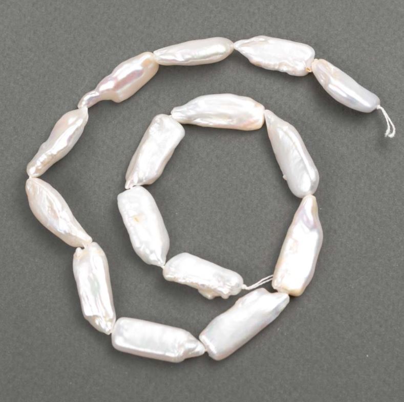 Barokní perly na niti s odstínem „benzín“ d 26–32×10–11 mm, délka 39 cm+