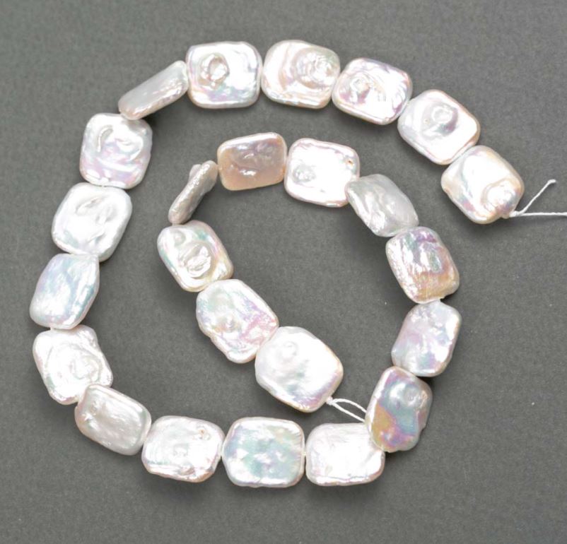 Barokní perly s odstínem benzín o průměru 15–17×13–16 mm, délka 38 cm