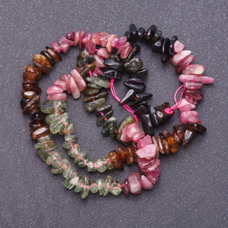 Korálky z turmalínu – směs „drobné kousky“ na niti, průměr 4–10 mm, délka 41 cm
