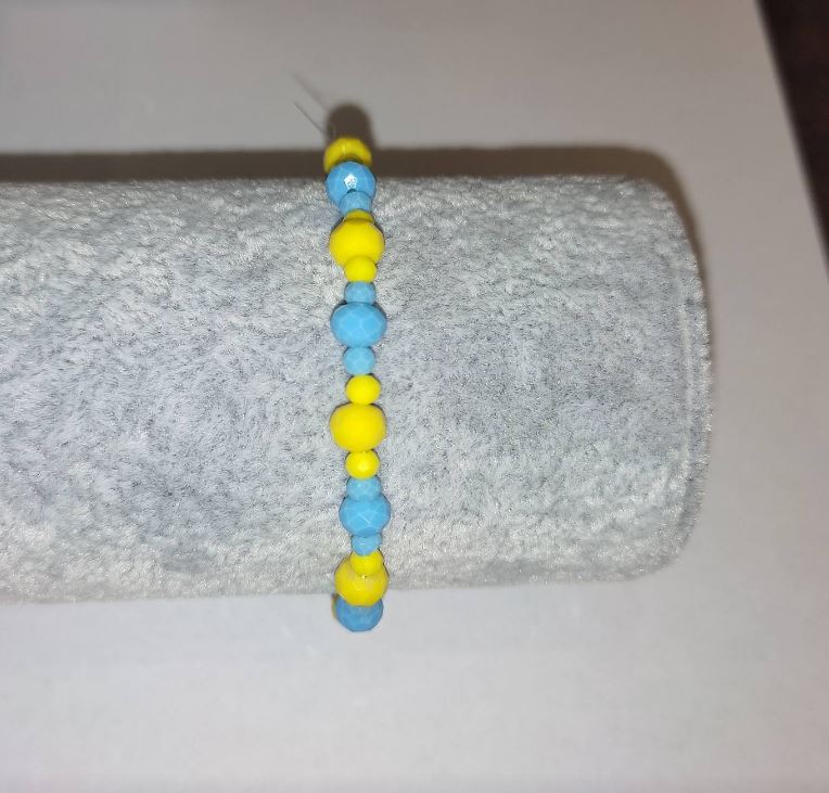 Náramek „Ukrajina“ z českého křišťálu „facettované rondely“ na gumičce, průměr 6×4 mm (+/-), průměr 3×2 mm (+/-), délka 18 cm (+/-)