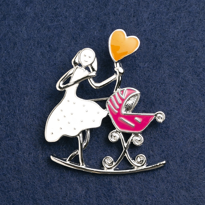 Brožka Máma s kolébkou, bílý a malinový smalt, stříbrný kov 46 × 38 mm