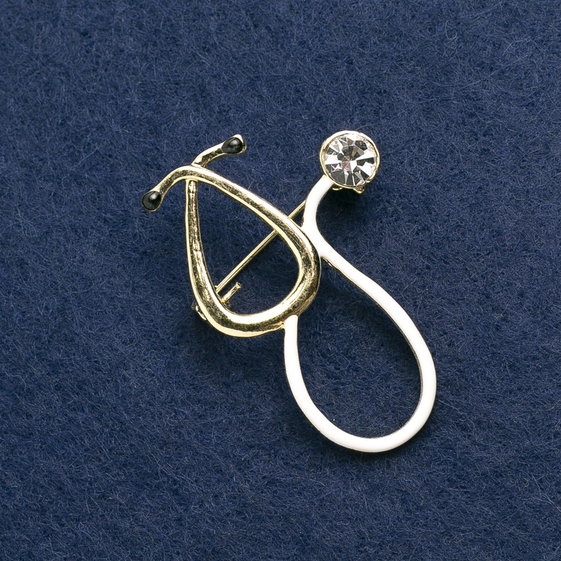 Brož se stetoskopem, bílý smalt, s bílým kamenem, zlatistý kov 43×29 mm