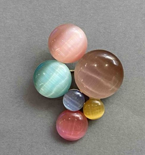 Brož Akcent, kámen kočičí oko, různobarevný, stříbrný kov 45×35 mm