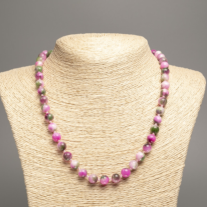Náhrdelník "Barvy léta" bílozeleno-malinový, hladká kulička, průměr 8 mm ±, délka 50 cm ±, z kamene bílý nefrit (synteticky barvený)