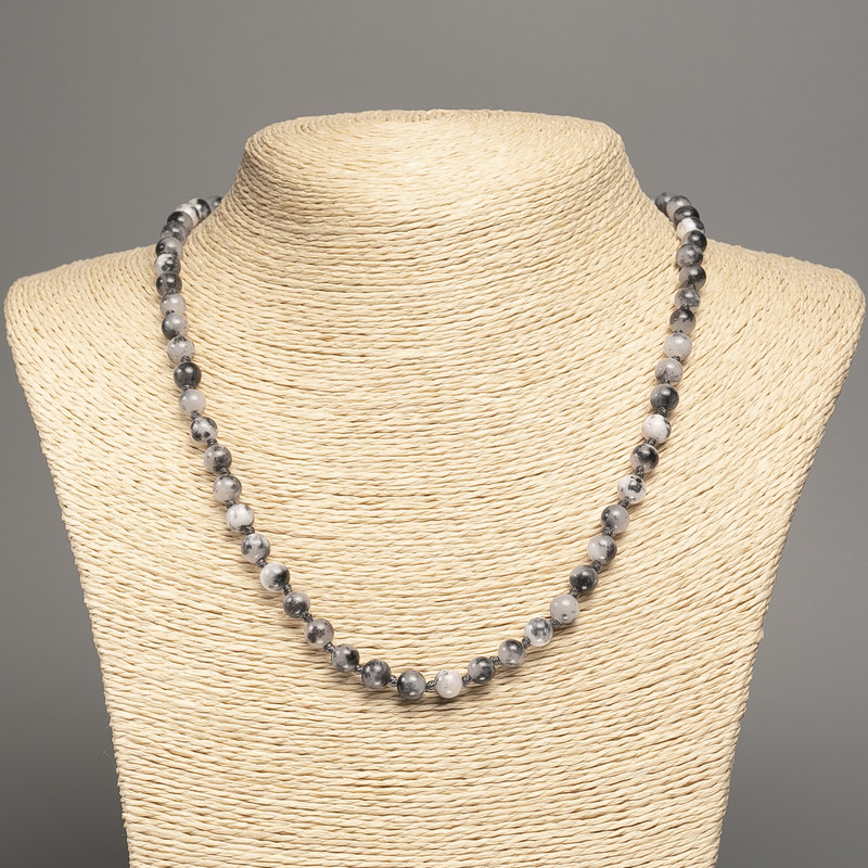 Náhrdelník „Barvy léta“ bílošedé hladké kuličky, průměr 6 mm, délka 50 cm, z nefritu synteticky barveného