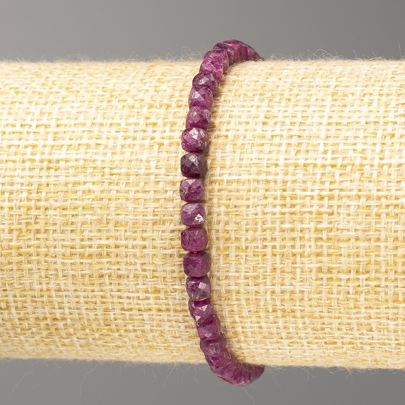 Náramek z rubínu, přírodní kámen, broušené kubické korálky, průměr 4 mm, délka 18 cm (elastický)