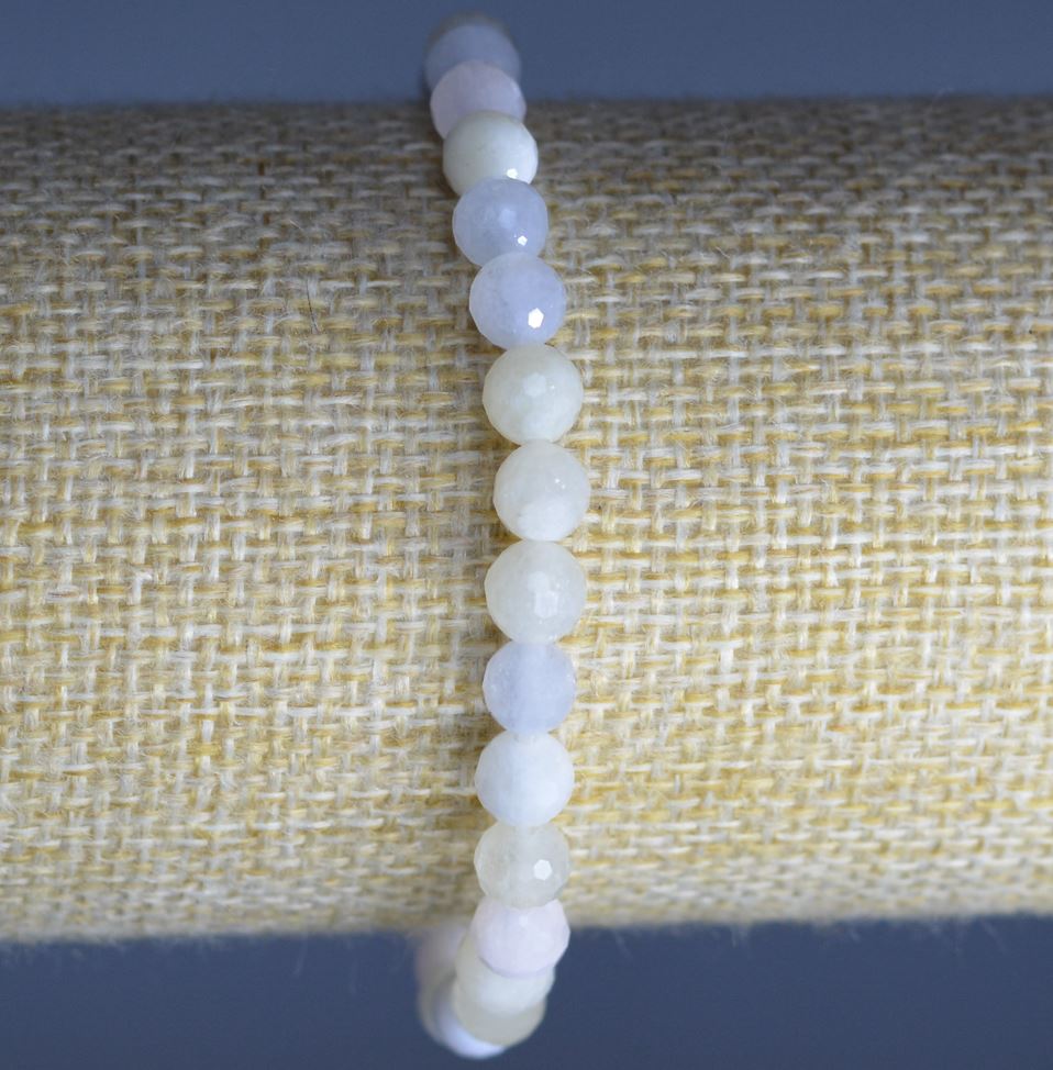 Náramek z morganitu, přírodního kamene, brusované kuličky o průměru cca 6 mm, délka 18 cm (elastický)