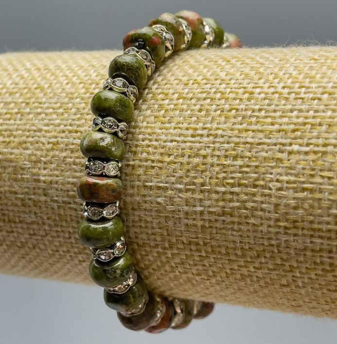 Náramek z jaspisu heliotrop, hladké rondely, průměr 8×5 mm ±, délka 18 cm (elastická šňůra) se bílými štrasami