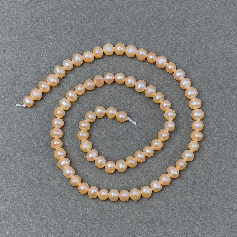 Broskvové říční perly na šňůrce, průměr 5–6×5–4 mm, délka 36 cm