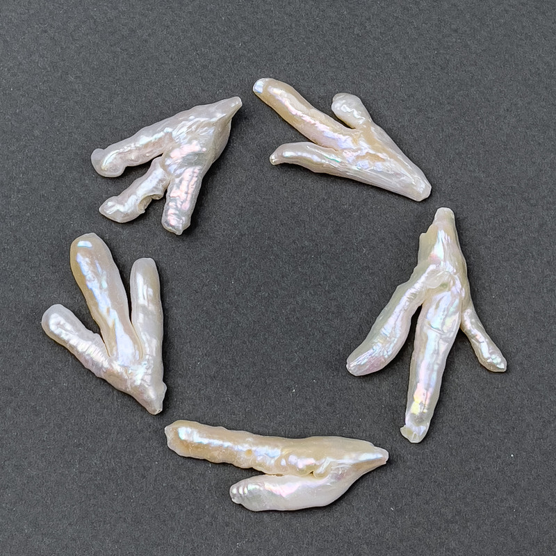 Barokní perly s odstínem 'benzín' d 24×37 mm ± průchozí otvor, délka 37 cm ± (po kuse)