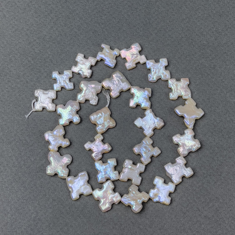 Barokní perly s odstínem «benzín» na niti, průměr 12×13 mm, délka cca 38 cm