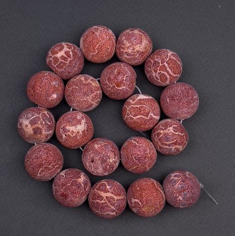 Porézní korál – kulička, průměr cca 22 mm, délka cca 42 cm, navlečené na vlasci