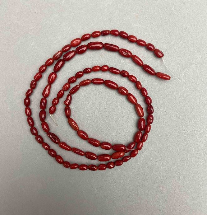Přírodní korálová zrna, průměr 7–11×5–6 mm, různorodé velikosti, délka 41 cm, na niti