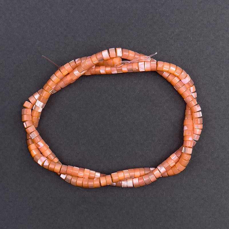 Diskové korálky z perleti v meruňkovém odstínu, průměr cca 4×2 mm, délka 40 cm, na niti