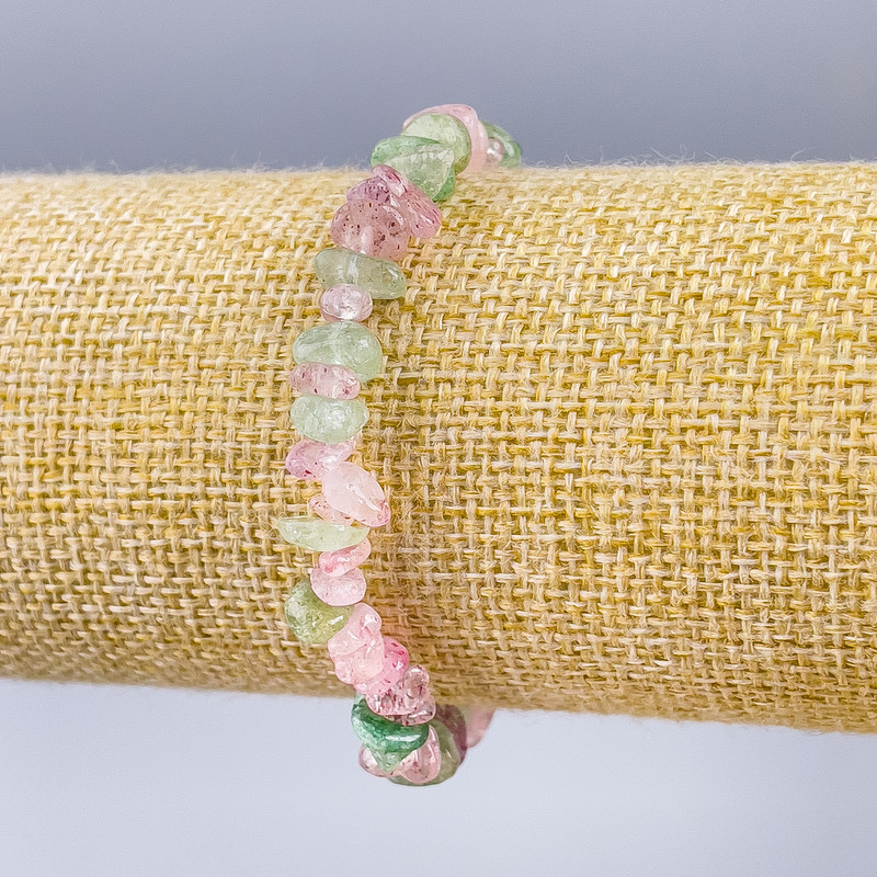 Náramek z přírodního křemene, směs odstínů, drobné fragmenty 7×3 mm, délka 18 cm (elastický)