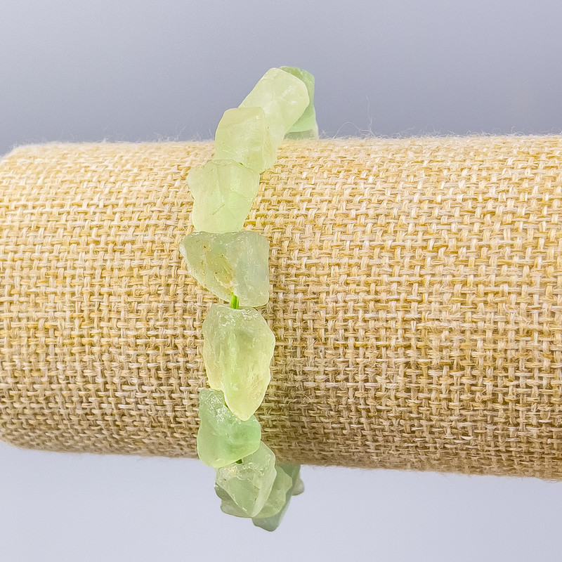 Náramek z nefritu nezpracovaný, přírodní kámen, fasetované korálky o průměru cca 10 × 13 mm, délka 18 cm (elastický)