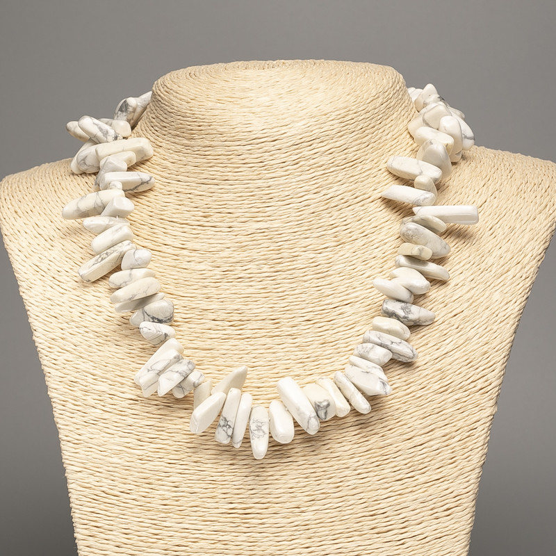 Náhrdelník z přírodního kamene chalcedonu – drobné kousky ve tvaru jehly, průměr 20×8 mm, délka 48 cm +