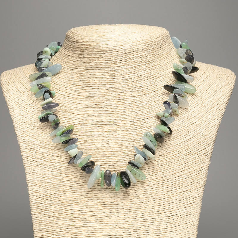 Náhrdelník z přírodních kamenů – mix drobných kamínků ve tvaru jehličky, průměr 11×5–10×3 mm, délka 50 cm +