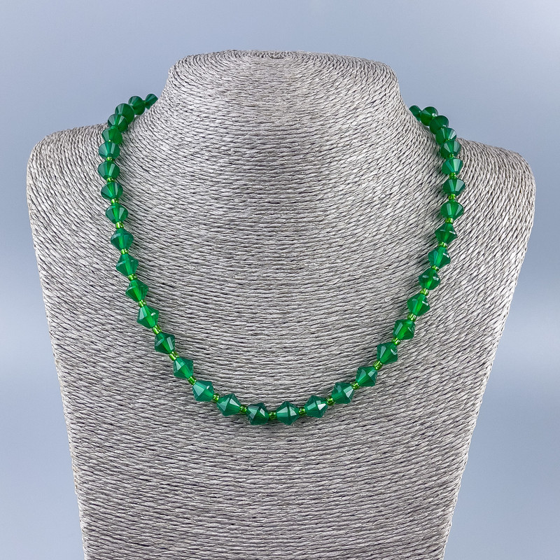 Náhrdelník z přírodního chrysoprasu, rhombové korálky o rozměrech cca 8×8 mm ±, s biserem 2,5 mm, délka 48 cm