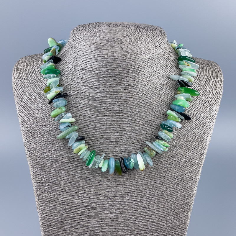 Náhrdelník z přírodních kamenů – mix drobných úlomků ve tvaru jehly, rozměry 20×4–10×3 mm, délka 50 cm +