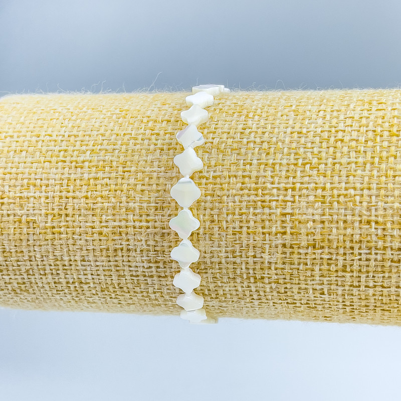 Náramek z perleti ve tvaru jetelu, průměr 6×6×2 mm, délka 18 cm (elastický)