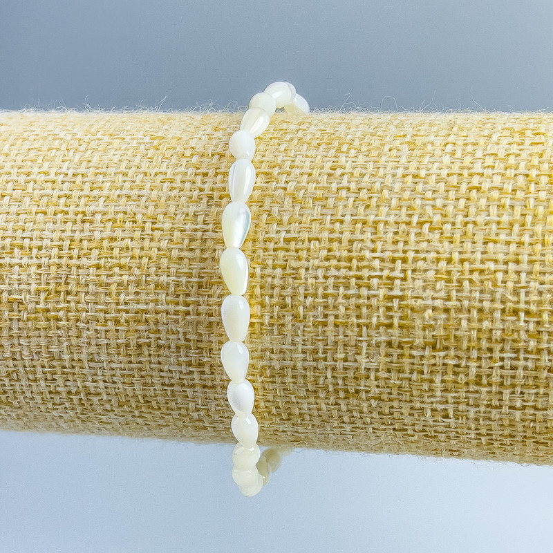 Náramek z perleťových zrn, průměr 4×7 mm, délka 18 cm (elastický)