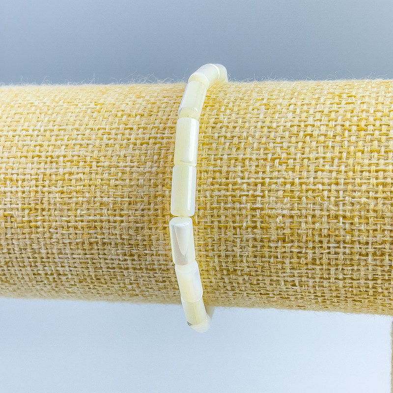 Náramek z bílé perleti, cylindrické korálky, průměr 4,5×10 mm, délka 18 cm (elastický)