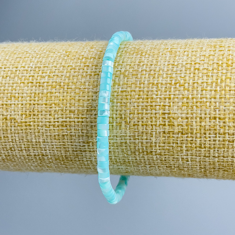 Náramek z tónované modré perleti, diskové perleťové korálky o průměru 4×2 mm, délka 18 cm (elastický)