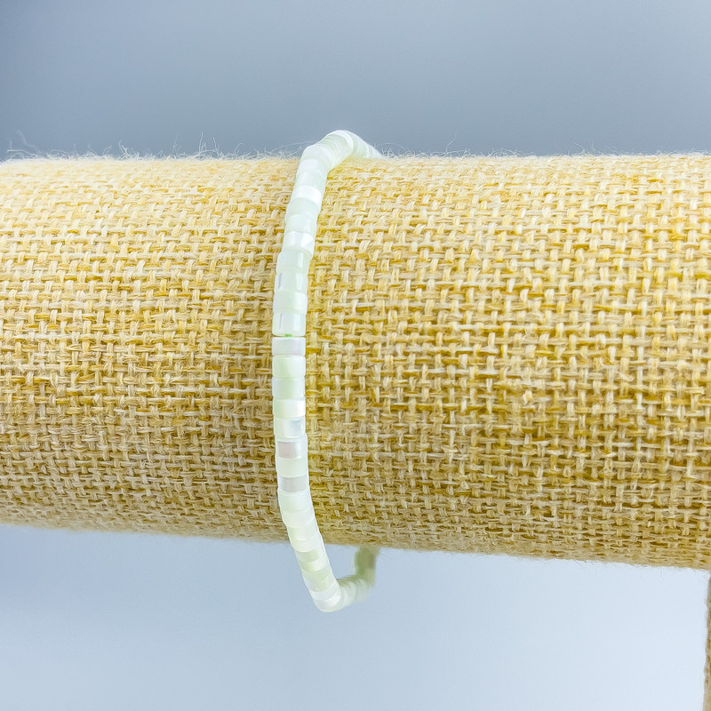 Náramek z tónované perleti do mentolové barvy, diskové korálky o průměru 4×2 mm, délka 18 cm (elastický)