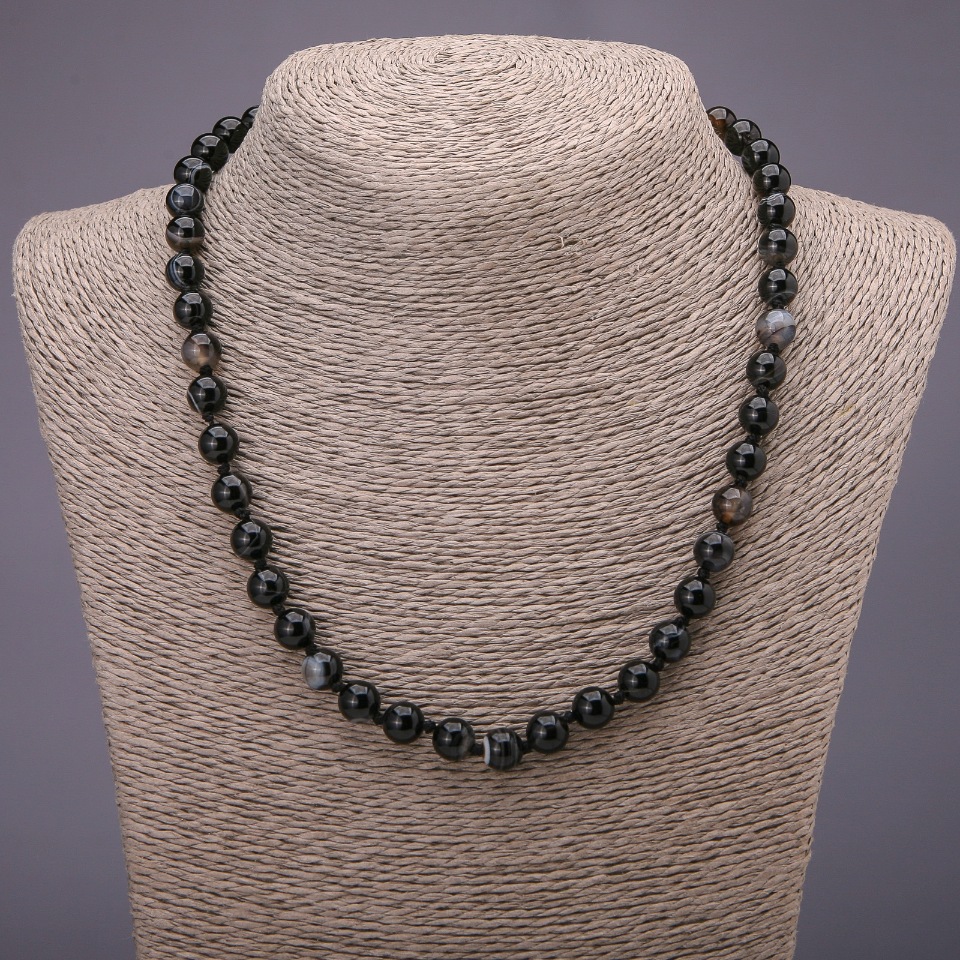 Náhrdelník z přírodního achátu, hladké korálky o průměru cca 8 mm, délka 48 cm