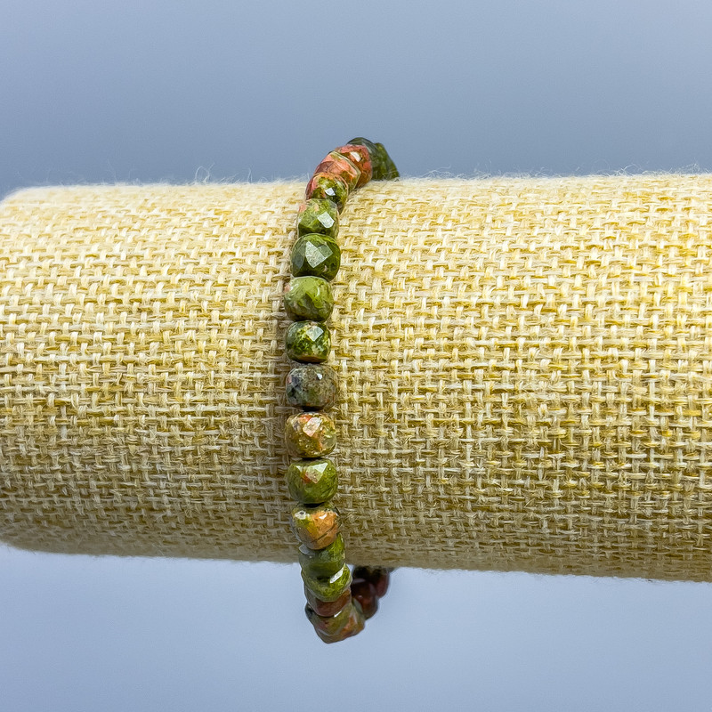 Náramek z unakitu, broušené kostky 5×5 mm, délka 18 cm (elastický)