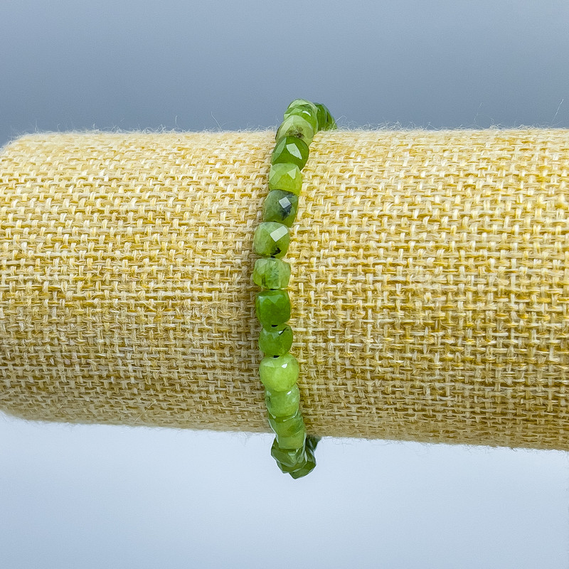 Náramek z kanadského jadeitu, broušené kubické korálky, průměr 5 x 5 mm, délka 18 cm (elastické)