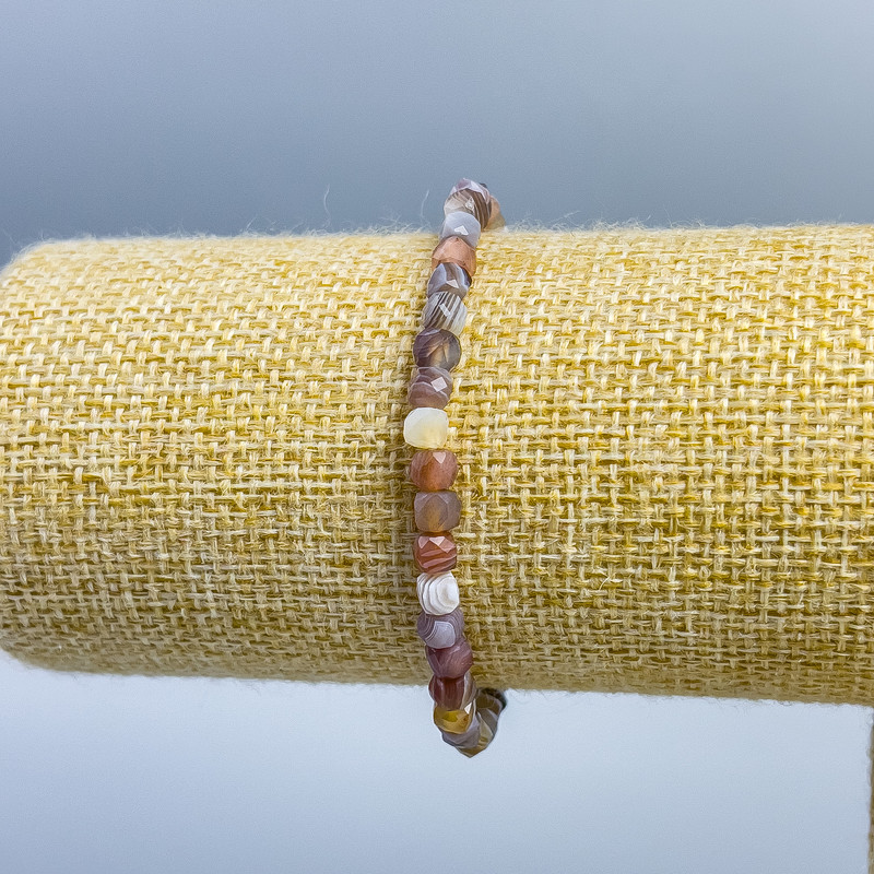 Náramek z Botswanského agátu, přírodní kámen, broušené kubické korálky, průměr 4×4 mm, délka 18 cm (elastický)