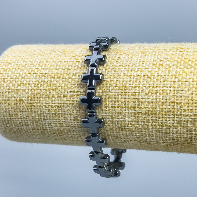 Náramek z hematitu s křížem, rozměry 10×10×4 mm, délka 18 cm (elastický)