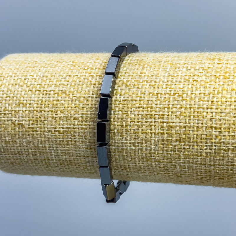 Náramek z hematitu obdélníkového tvaru, průměr 8×4 mm, délka 18 cm (gumičkový)