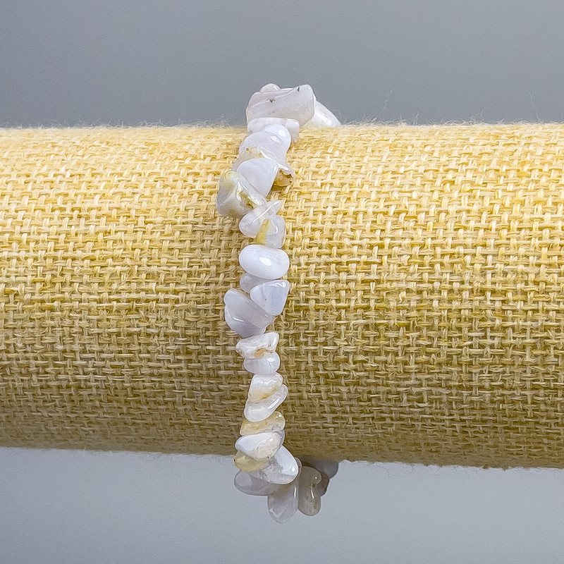 Náramek z modrého achátu, drobné kousky, průměr 5×3–10×5 mm, délka 18 cm (elastický)