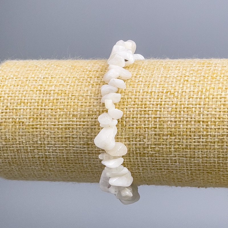 Náramek z adularitu – drobné úlomky, průměr 7×3 mm, délka 18 cm (elastický)