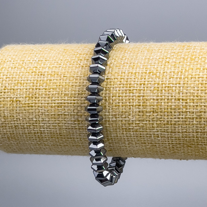 Náramek z broušeného hematitu – víceúhelníkový rondel, průměr 7×4 mm, délka 18 cm (elastický)
